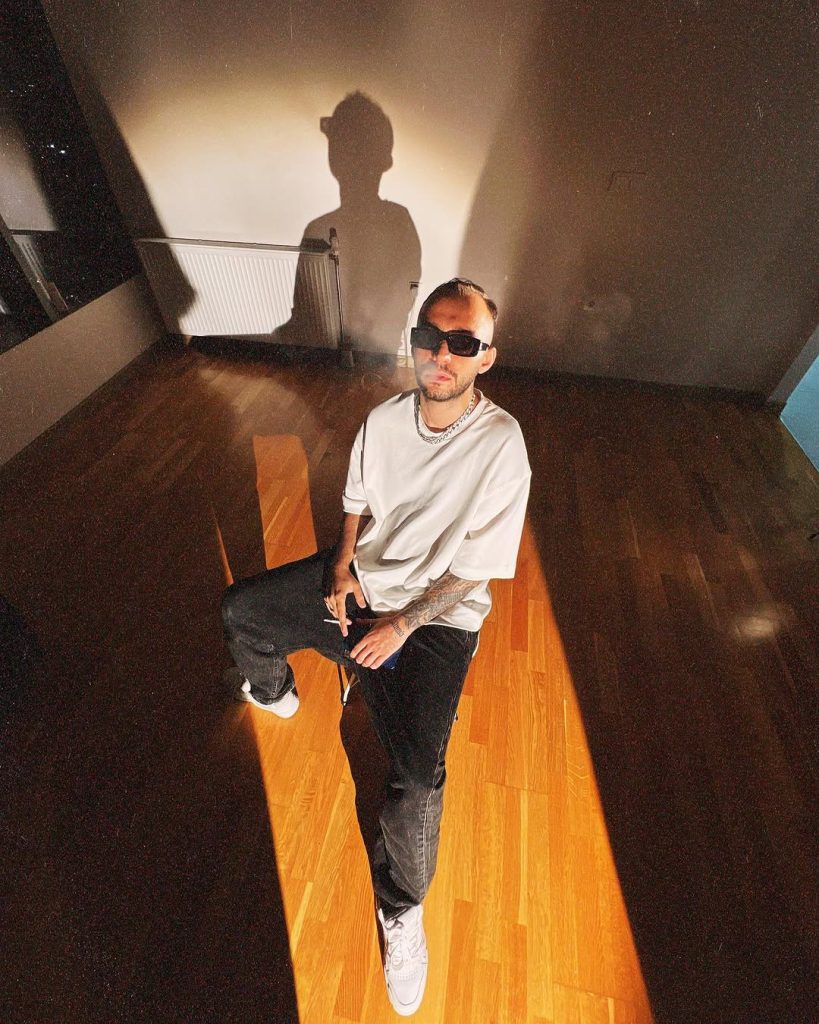 آرمان میلادی یک تهیه کننده و بیت ساز و میکس من ایرانی است که بیشتر در ژانر رپ فارسی فعالیت میکند. او سابقه همکاری با رپر های بزرگی همچون کوروش، آرتا، وانتونز، سپهر خلسه، سیجل را دارد